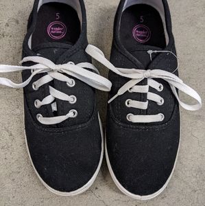 Black tennis shoes size 5